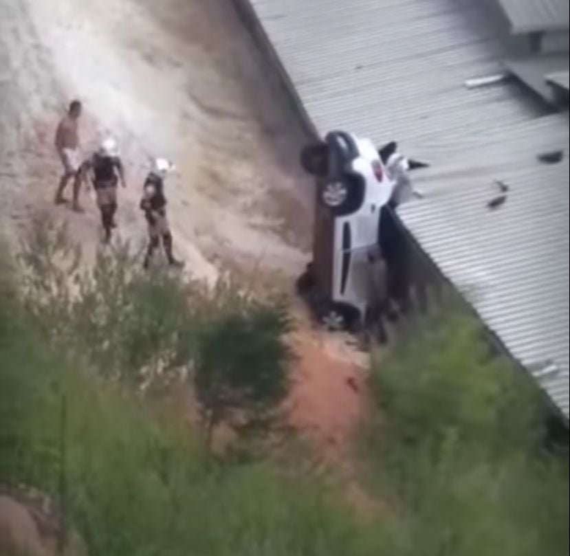 Carro cai em ribanceira e atinge casa de eventos em Itabira