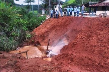 Rompimento de adutora interrompe abastecimento de água em João Monlevade