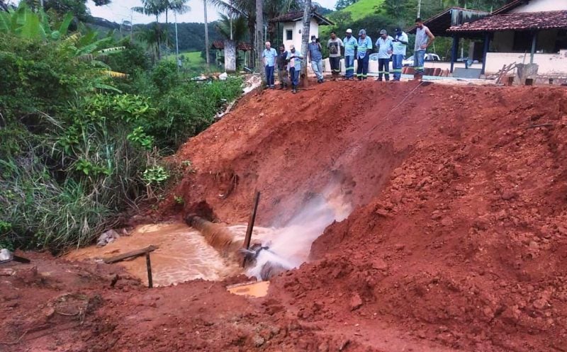 Rompimento de adutora interrompe abastecimento de água em João Monlevade