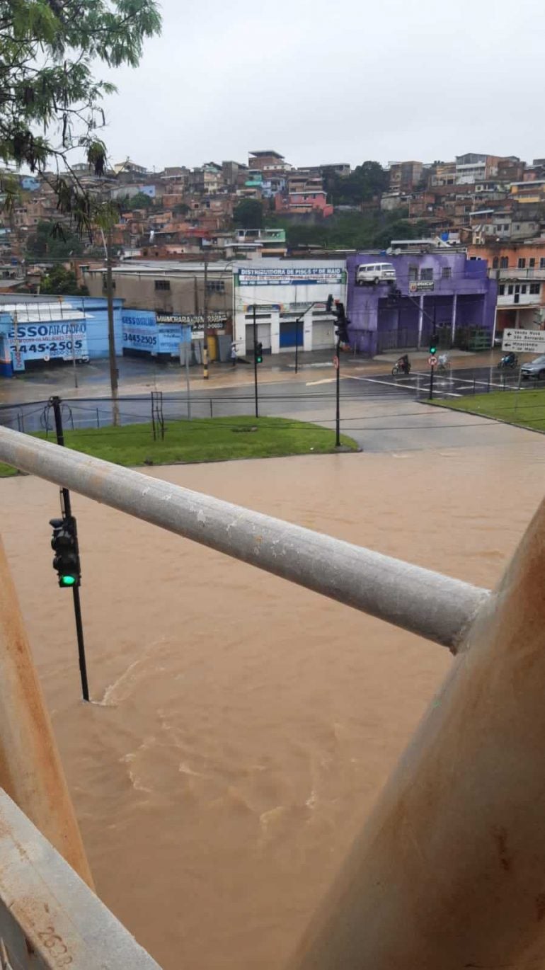 Avenida Cristiano Machado, em BH, fica alagada e trânsito no local deve ser evitado