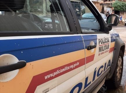 Mulher é socorrida após ser baleada no Fênix, em Itabira