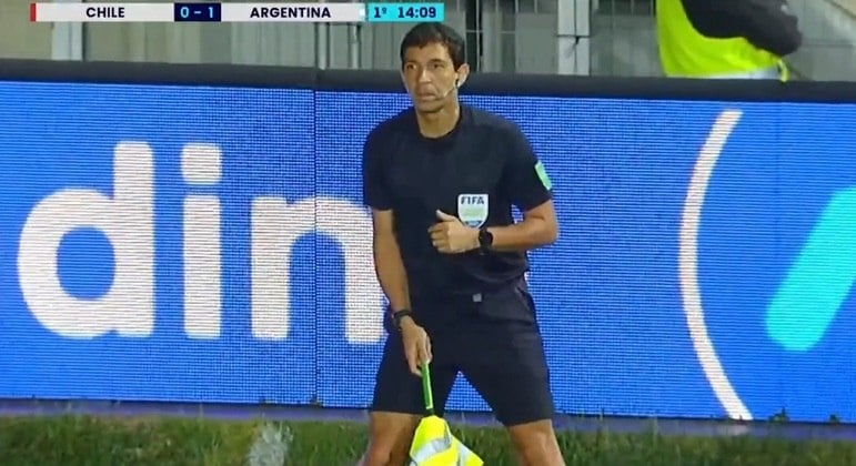 Eliminatórias: auxiliares brasileiros são suspensos por improvisar bandeirinha