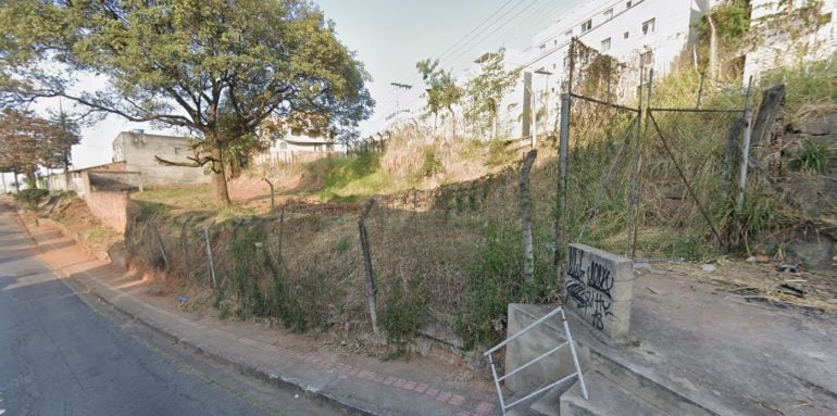 Polícia encontra corpo sem cabeça em lote vago, em BH