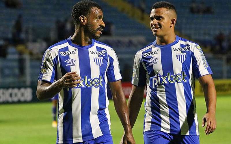 Muriqui, ex-Atlético, volta a vestir a camisa do Avaí depois de 13 anos