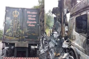 Caminhão é destruído em acidente, mas imagem de Nossa Senhora Aparecida fica intacta