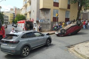 Carro capota após colisão com outro em Belo Horizonte