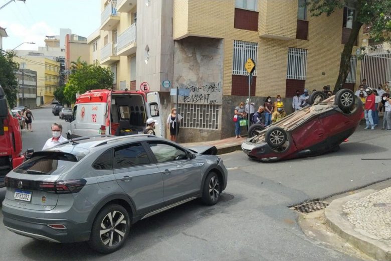 Carro capota após colisão com outro em Belo Horizonte