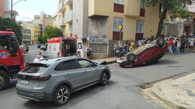 Carro capota após colisão com outro em Belo Horizonte
