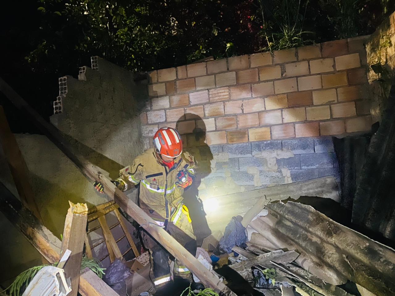 Motorista perdeu controle do carro e atingiu duas casas, em BH