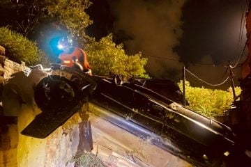 Motorista perde controle de carro, que capota e atinge duas casas em BH