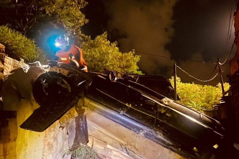 Motorista perde controle de carro, que capota e atinge duas casas em BH