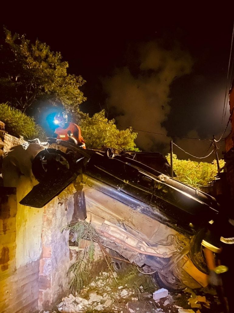 Motorista perde controle de carro, que capota e atinge duas casas em BH