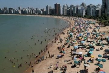 Idoso tira fotos de crianças e adolescentes em praia e é espancado