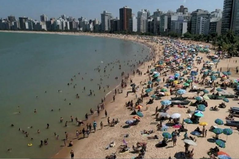 Idoso tira fotos de crianças e adolescentes em praia e é espancado