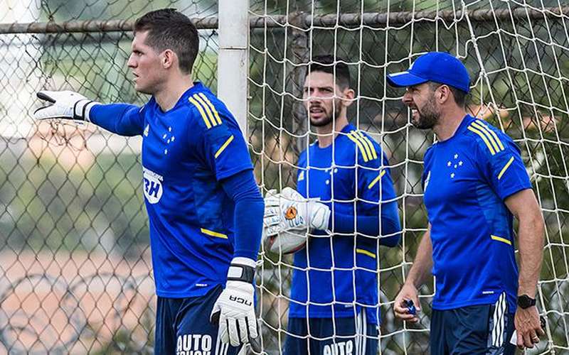 Rafael realiza primeiro treino na Toca II e celebra recepção no Cruzeiro