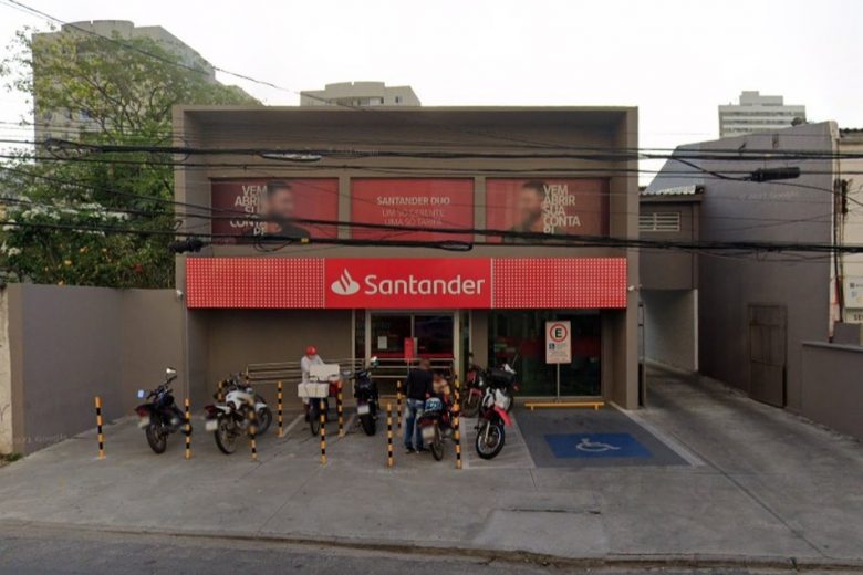 Banco vai pagar R$ 15 mil a cliente negro obrigado a ficar de cueca