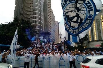 Torcida do Cruzeiro invade Praça Sete em protesto contra a saída de Fábio