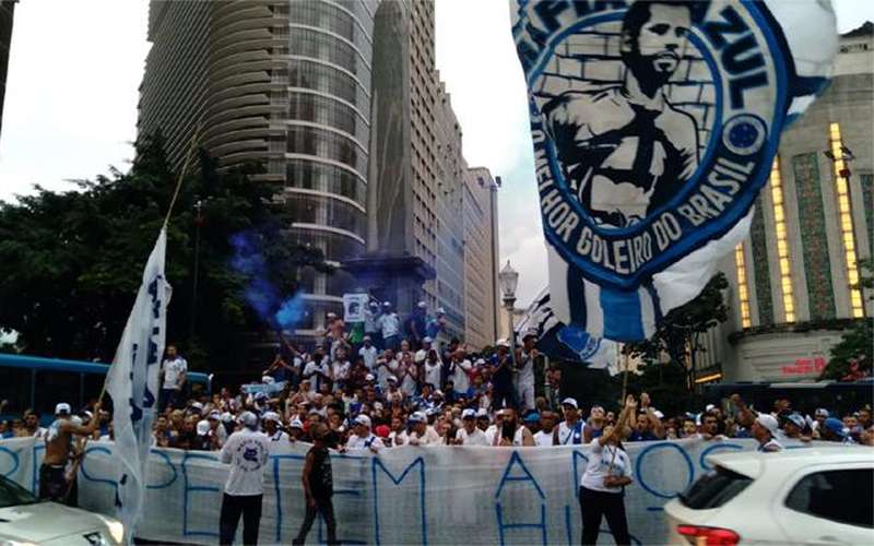 Torcida do Cruzeiro invade Praça Sete em protesto contra a saída de Fábio