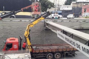 Viga do elevado Helena Greco é colocada no lugar e trânsito volta a fluir