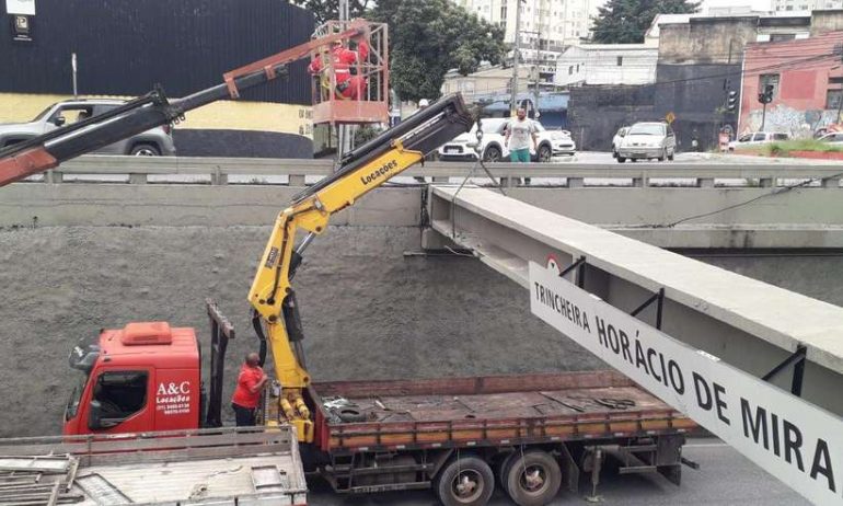 Viga do elevado Helena Greco é colocada no lugar e trânsito volta a fluir
