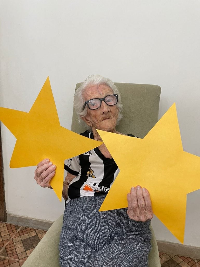 Um dos ícones da torcida atleticana, Vovó do Galo morre aos 101 anos