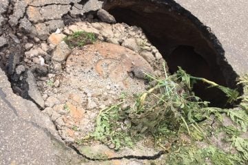 Atenção! Cratera se abre no meio da rua no bairro Paineiras, em Monlevade