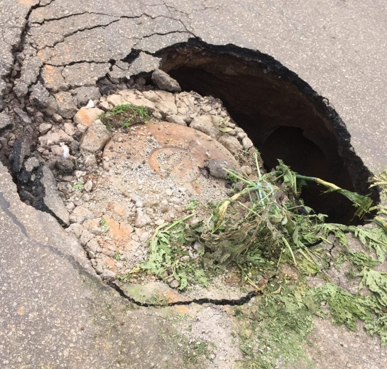 Atenção! Cratera se abre no meio da rua no bairro Paineiras, em Monlevade