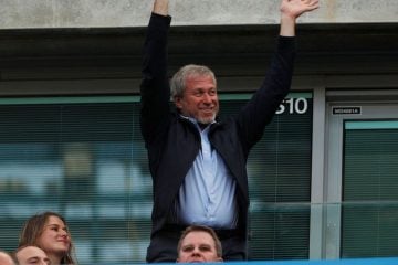 Venda do Chelsea é confirmada e Roman Abramovich se despede da equipe londrina