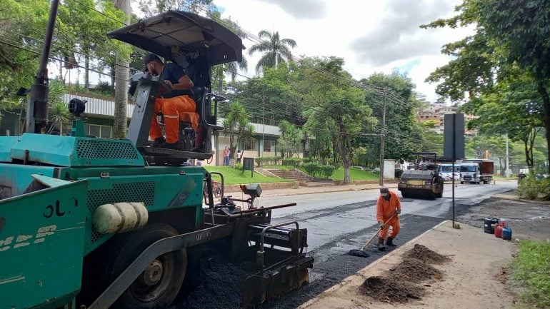 Com inúmeros buracos, Prefeitura dá início a recapeamento na avenida Getúlio Vargas