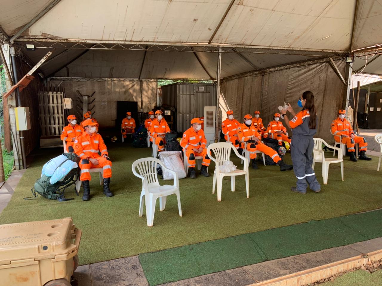 Bombeiros retomam buscas por desaparecidos em Brumadinho