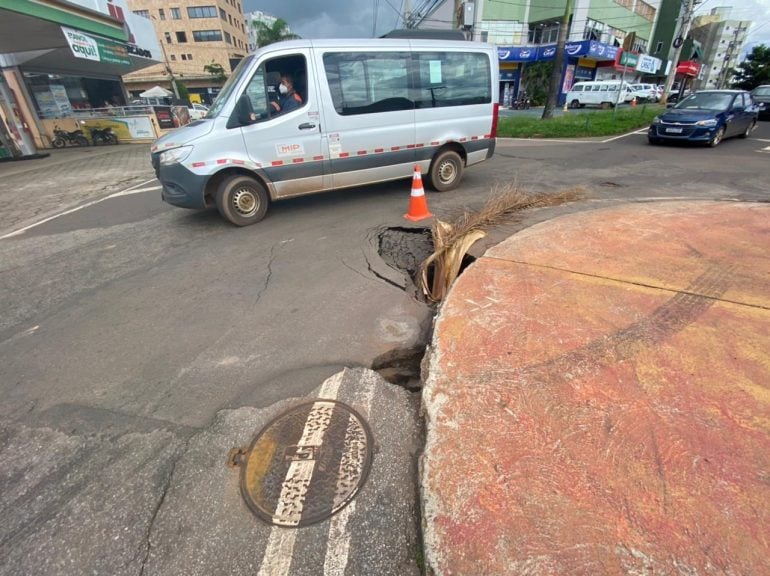 Erosão próxima à rotatória coloca motoristas em alerta na Esplanada da Estação