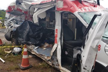 Uma pessoa morre e quatro ficam feridas em acidente envolvendo ambulância, em Nova Serrana