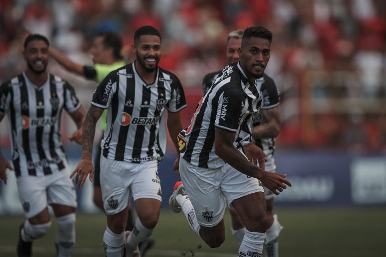 Atlético-MG derrota Pouso Alegre e assume a liderança do Mineiro; veja os gols