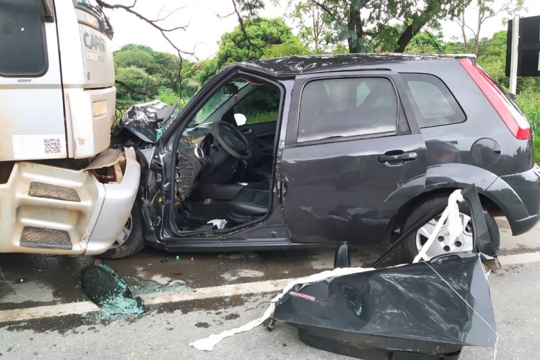 Carro e caminhão batem de frente na BR-135, em Buenópolis; veja fotos