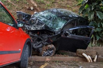 Motorista perde controle do carro, invade condomínio e atinge outro veículo em BH