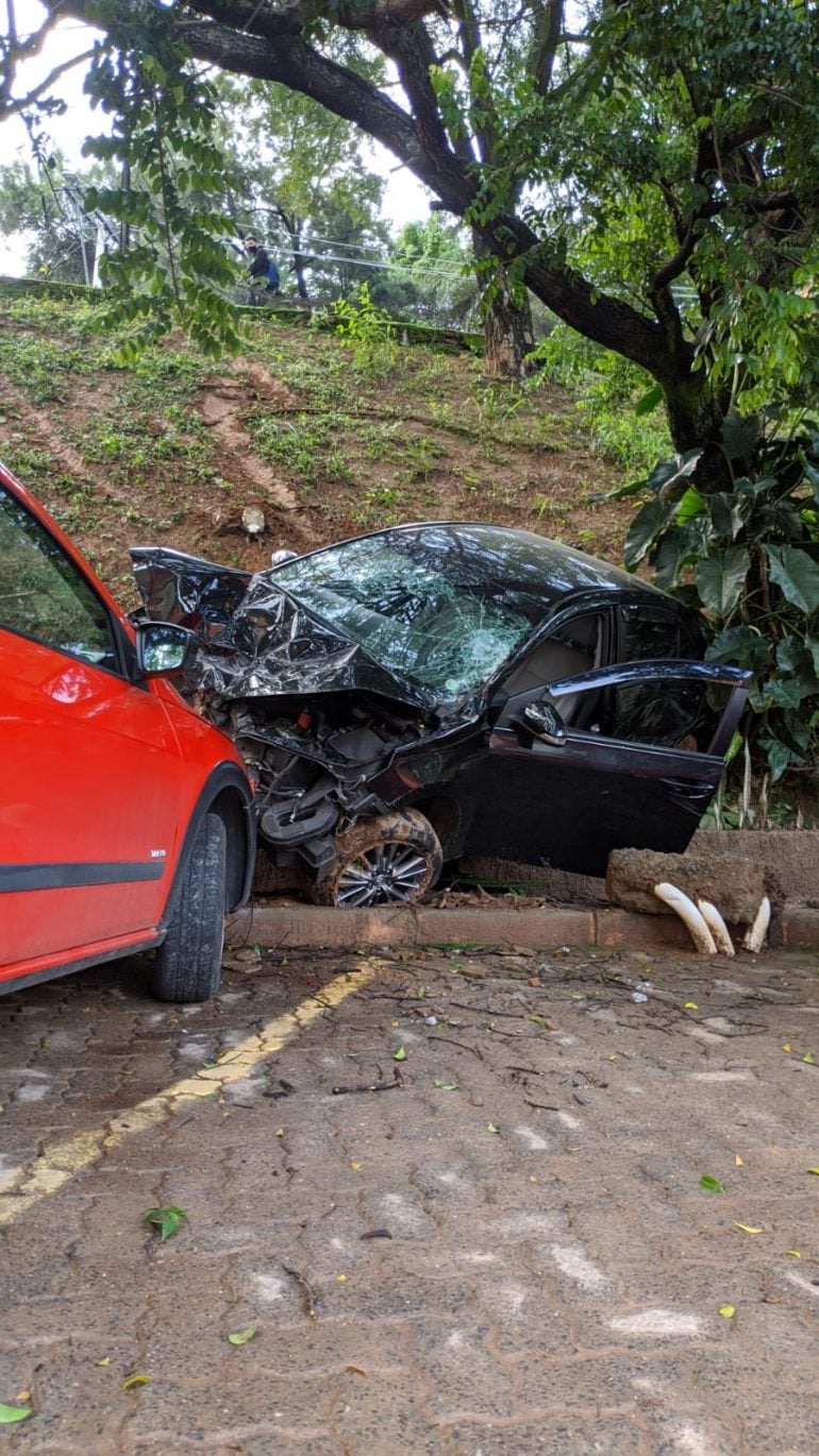 Motorista perde controle do carro, invade condomínio e atinge outro veículo em BH