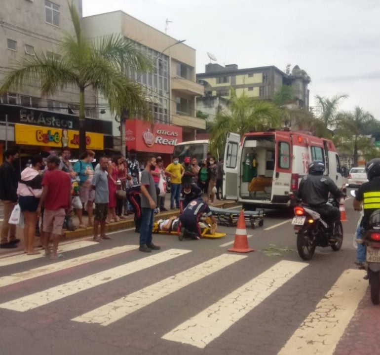 Mulher é atropelada por motocicleta na avenida João Pinheiro