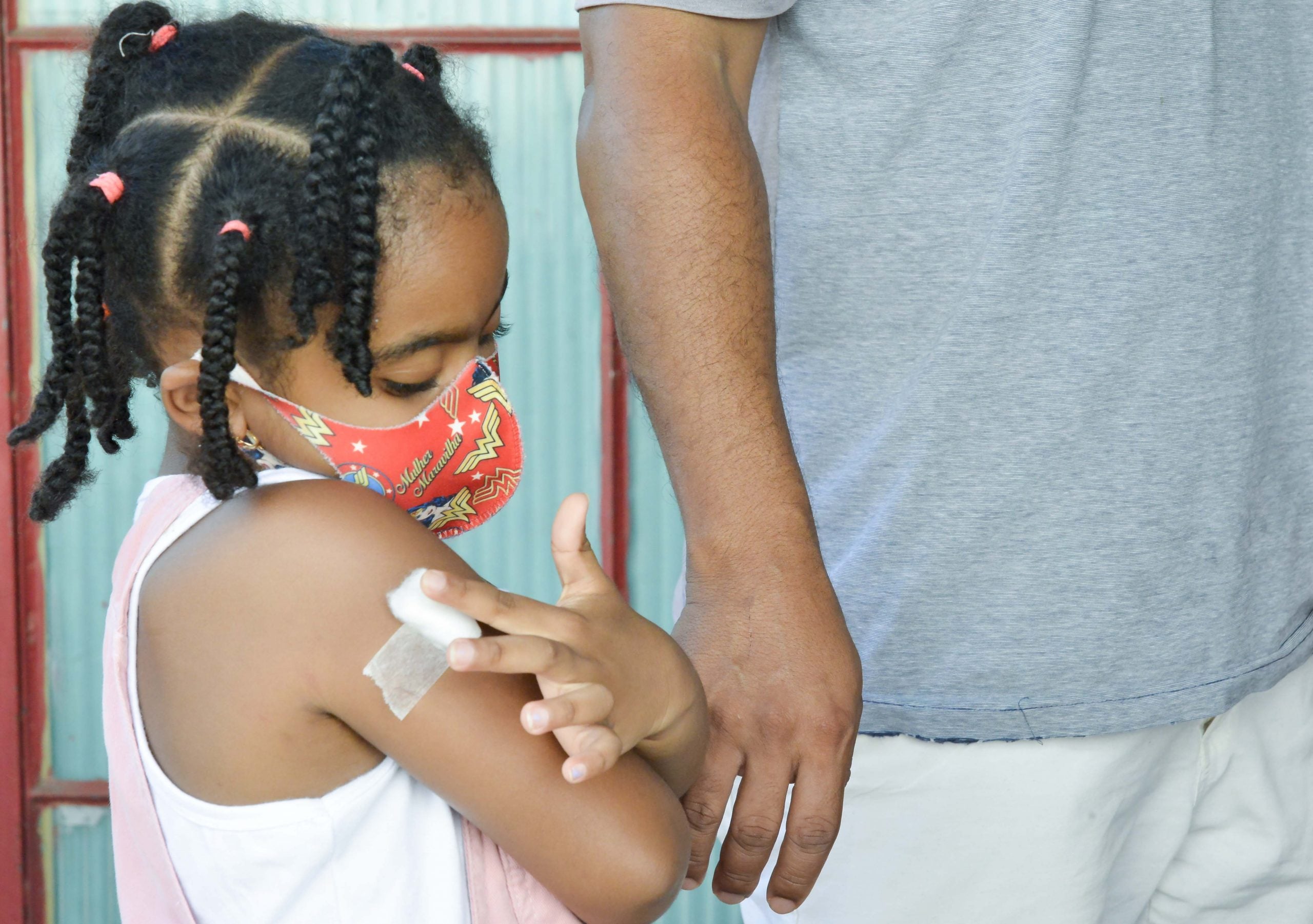 Metade do público infantil de Minas já recebeu a primeira dose contra a Covid-19