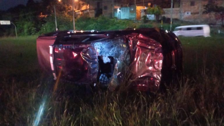 Carro capota e motorista fica preso às ferragens, na Via Expressa, em Contagem
