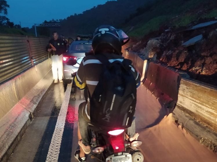 Queda de barreira causa estreitamento de pista na BR-381