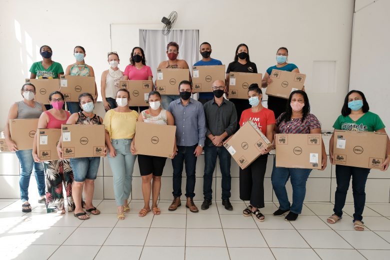 Profissionais da educação recebem notebooks em Santana do Paraíso