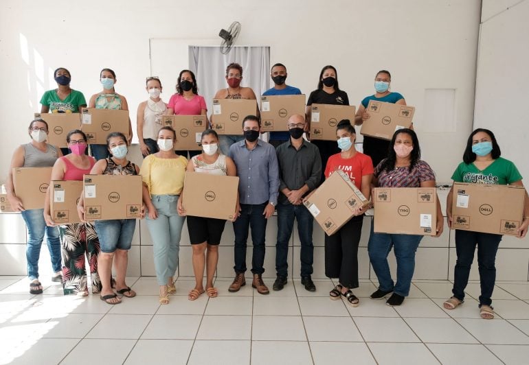 Profissionais da educação recebem notebooks em Santana do Paraíso