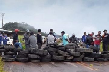 Manifestantes fecham a rodovia LMG 739 entre Congonhas do Norte e Conceição