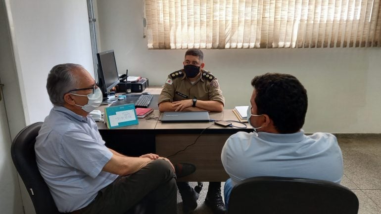 Dr. Laércio e Fabrício Lopes encontram com o tenente coronel Agnaldo de Souza Schuab