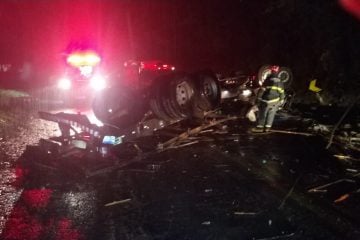 Motorista morre ao capotar caminhão na BR-262, em Reduto