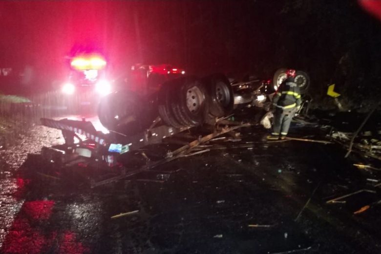 Motorista morre ao capotar caminhão na BR-262, em Reduto
