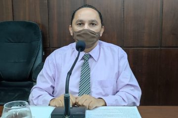 “A secretária de Saúde de Monlevade precisa de voltar para a Terra, porque ela está em Marte”, diz vereador Revetrie
