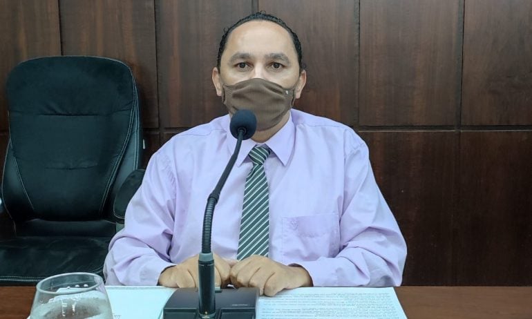 “A secretária de Saúde de Monlevade precisa de voltar para a Terra, porque ela está em Marte”, diz vereador Revetrie