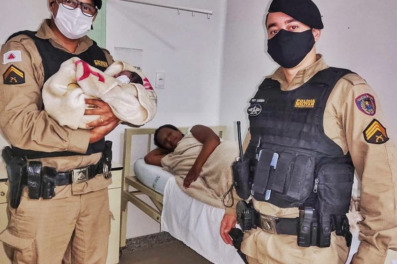 Policiais ajudam em parto de mulher que deu à luz em casa em Monlevade