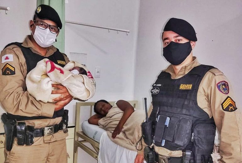 Policiais ajudam em parto de mulher que deu à luz em casa em Monlevade